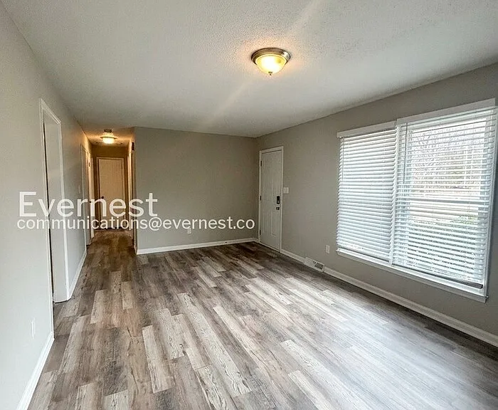 1676 Guilford Dr — Photo 4