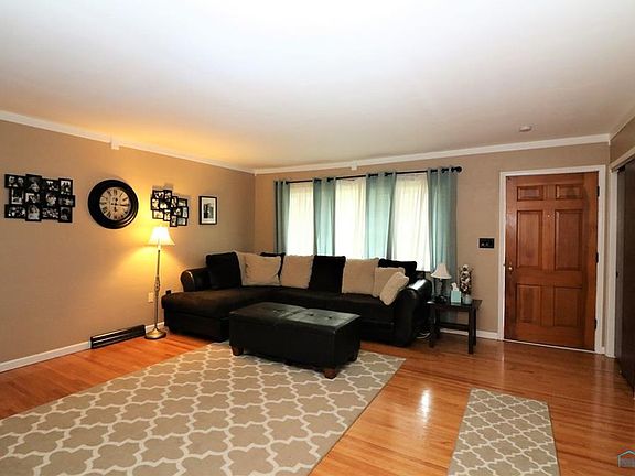 3rd image of 218 Cranden Dr