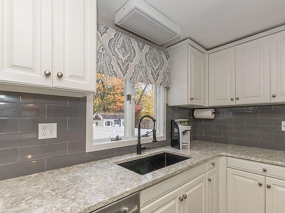 4th image of 8 Vista Cir