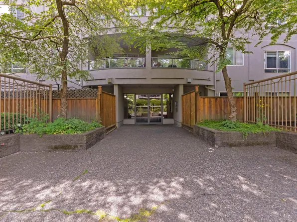 7475 138th St #206, Surrey, BC V3W 0Y9