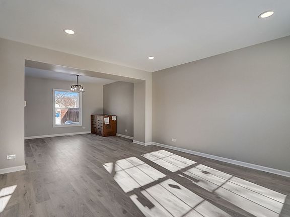 4th image of 820 Somerset Cir