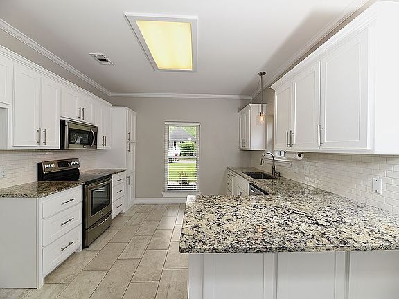 3rd image of 816 Melville St