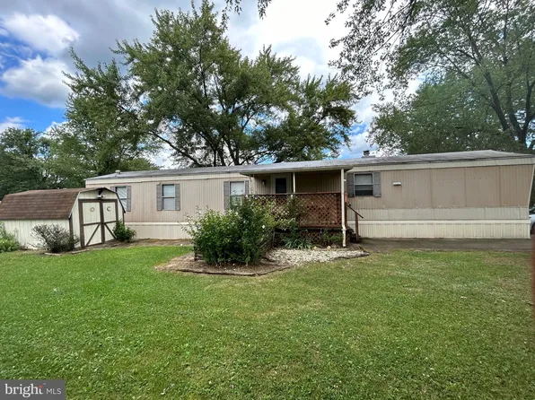 17 Buckeye Ln, Carlisle, PA 17015