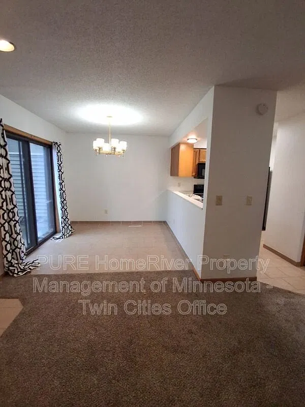 3 bed, 2.0 bath, 1272 sqft — Photo 4