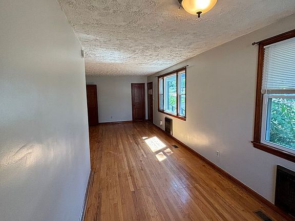 3rd image of 1240 E Moody Ave