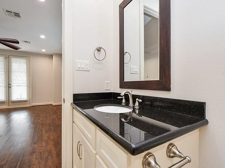 709 Delano St — Photo 39