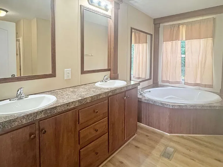 2496 Venture Dr — Photo 13