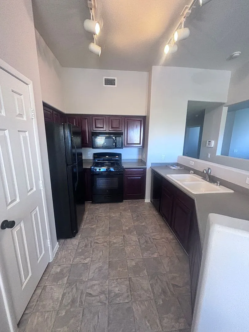 2 Bed + Den/ 2 Bath 2nd floor condo in Gated Community — Photo 2