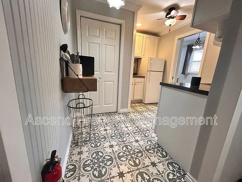 Studio, 1.0 bath, $975 — Photo 4