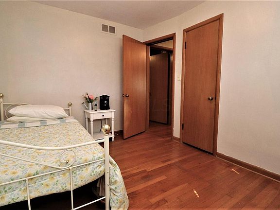 4th image of 4284 Eleanor Ave