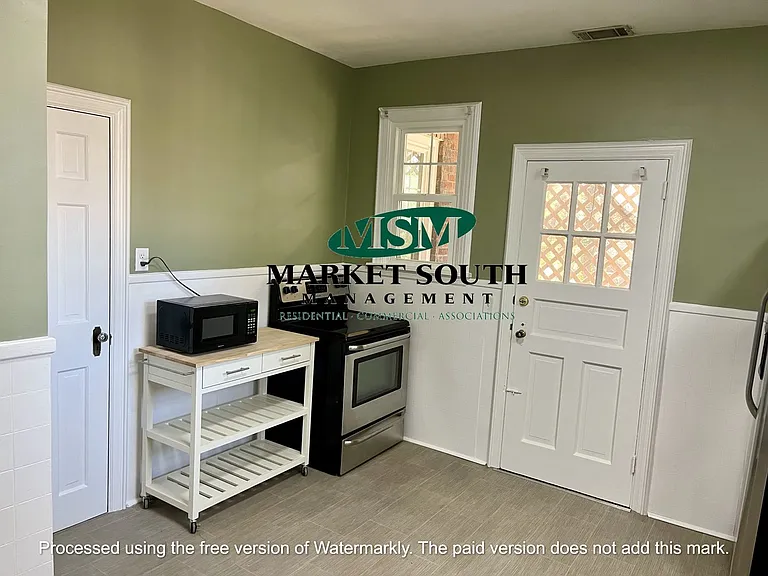 56 E 219 — Photo 25