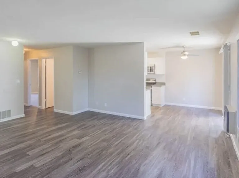 Somerset Apartments — Photo 6