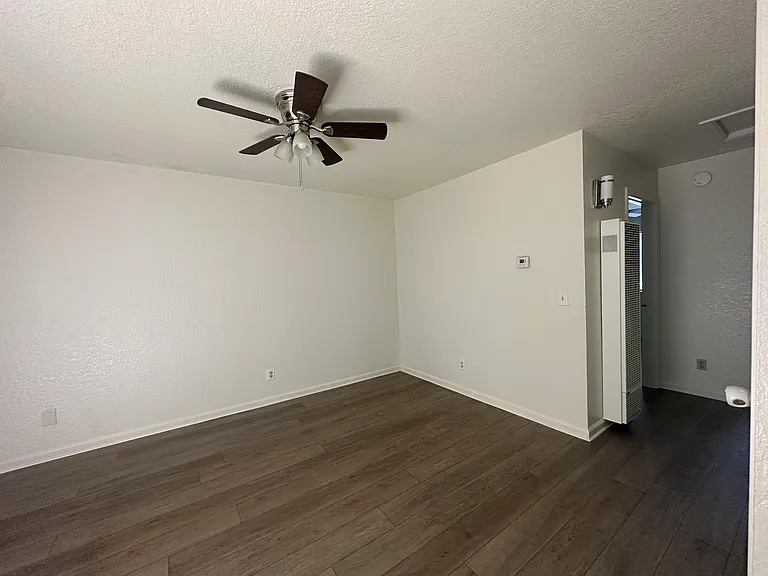 137 E Harding Way #F — Photo 2