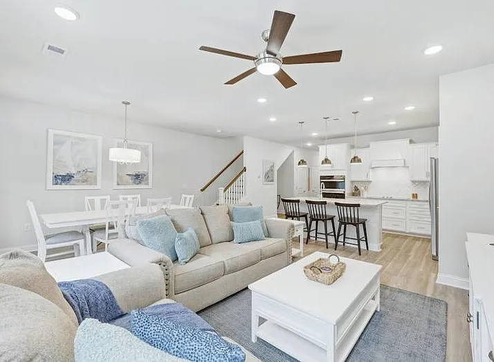 4 bed, 3.5 bath, 2102 sqft, $3,600 — Photo 2