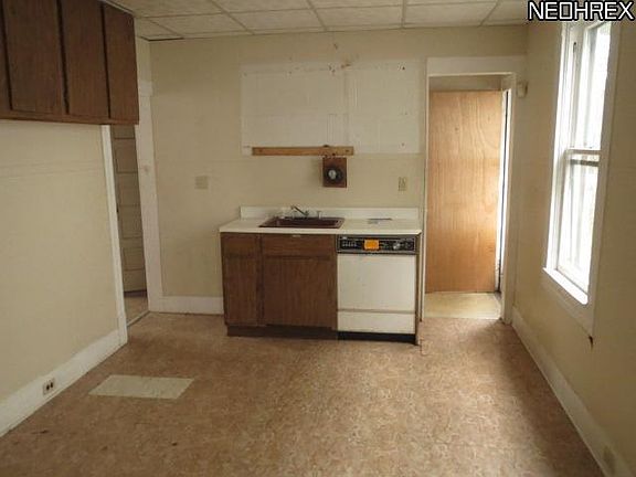 4th image of 3715 W 42nd St