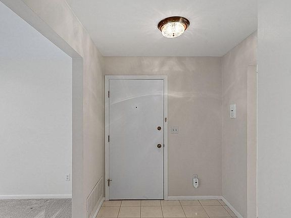 5th image of 14 Bayberry Dr APT 2