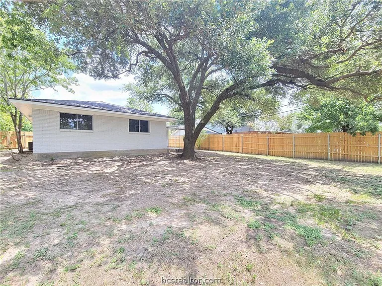1409 Broadmoor Dr — Photo 15