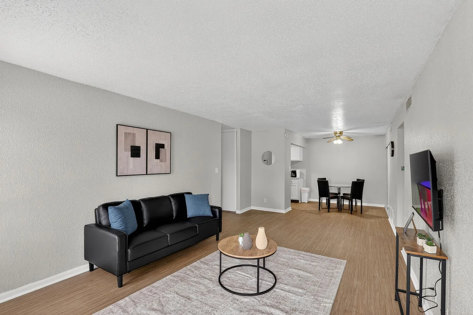 2 bed, 1.0 bath, 9913 sqft, $2,310 — Photo 1