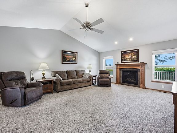 5th image of 87 Pheasant Ave
