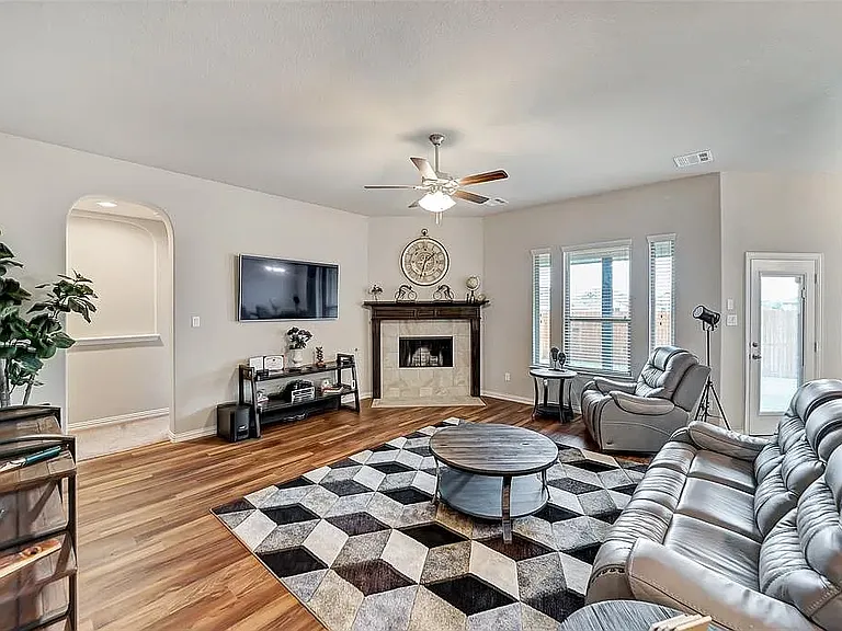 209 Douglas St — Photo 1