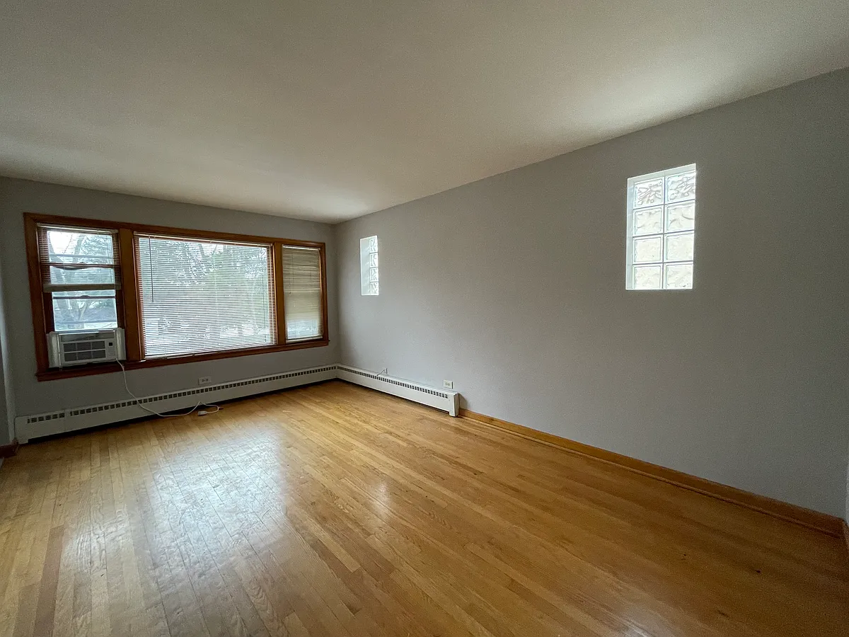 Building Photo - 6606 W Devon Ave #2