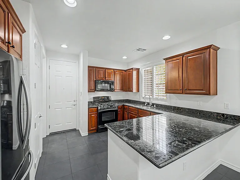 2435 Cordoba Bluff Ct — Photo 8