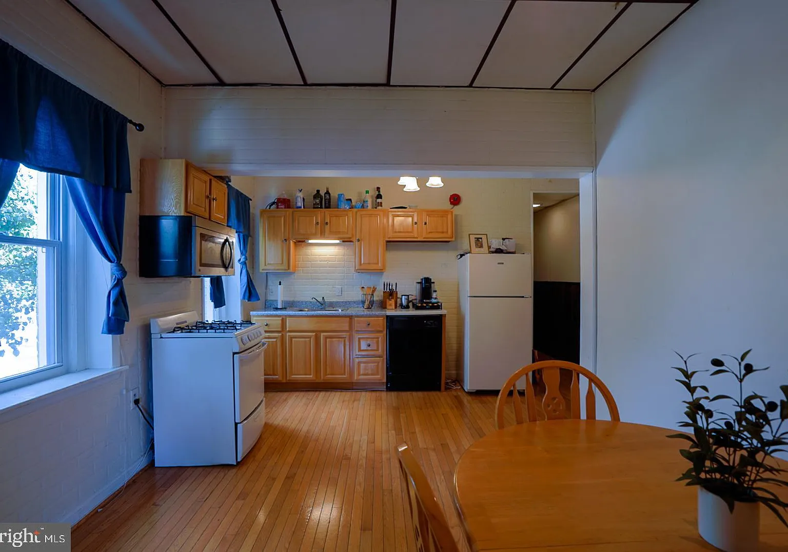 1 bed, 2352 sqft, $1,600 — Photo 1