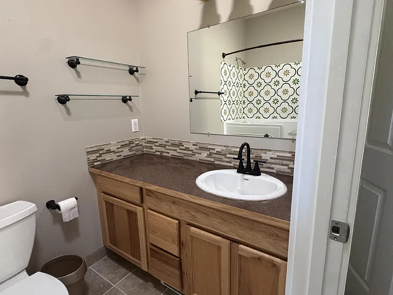 285 Browne St — Photo 27