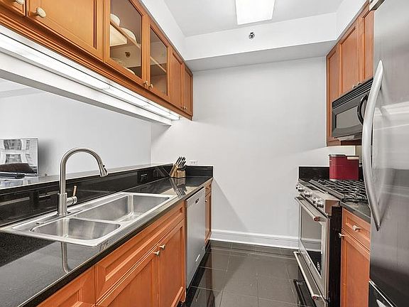 4th image of 220 Riverside Blvd APT 11G