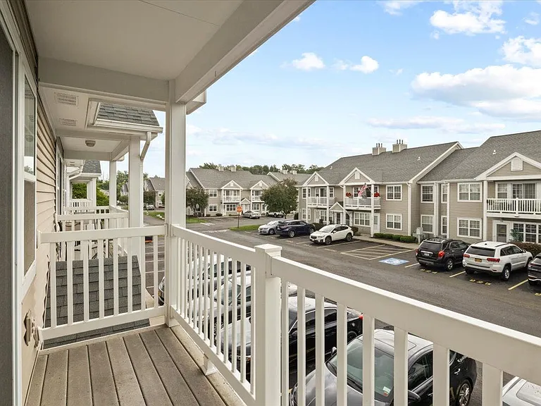 Summit Knolls Apartments and Townhomes — Photo 10