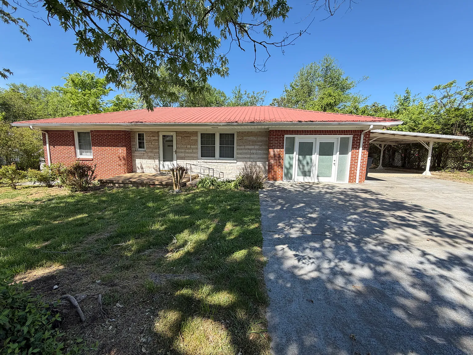 3 bed, 1.5 bath, 1421 sqft, $1,600 — Photo 1