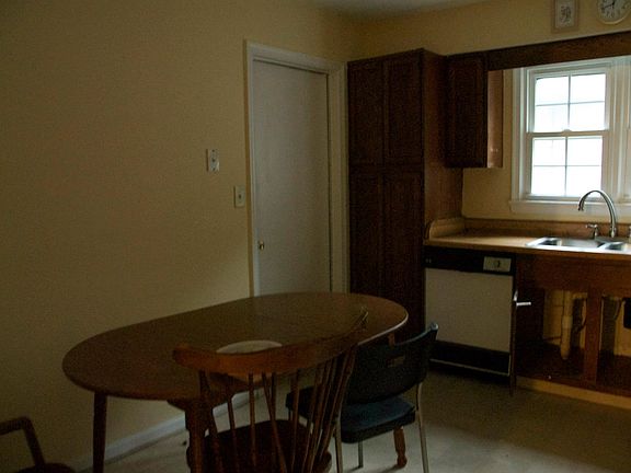 Kitchen/ Dine-in Area