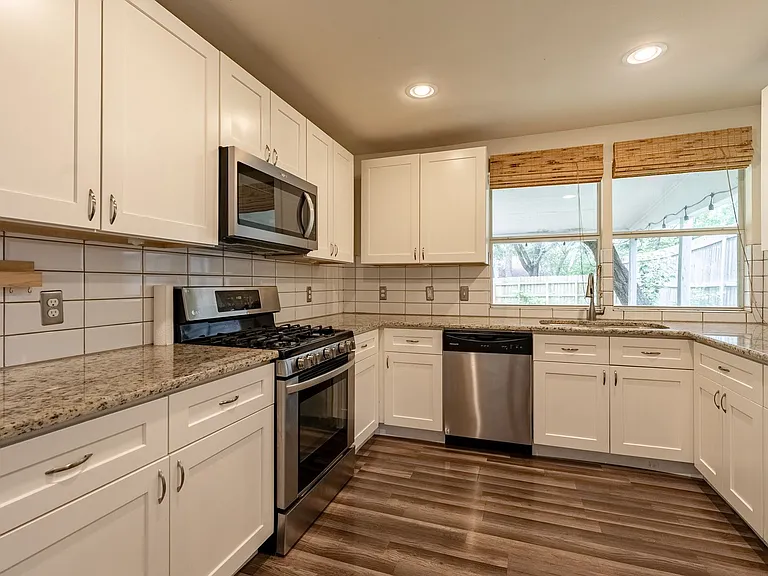 1001 Echo Ln — Photo 6