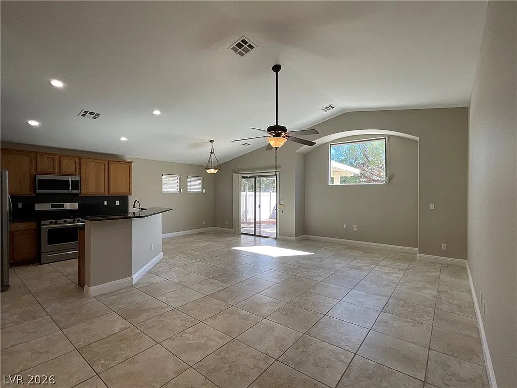 3 bed, 2.0 bath, 1650 sqft, $1,900 — Photo 2