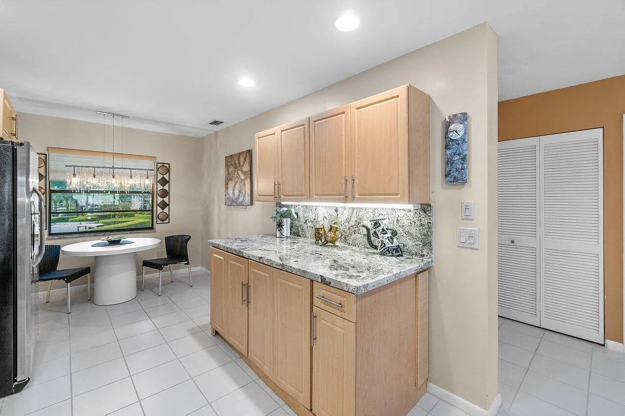 3 bed, 2.0 bath, 1809 sqft, $7,500 — Photo 4