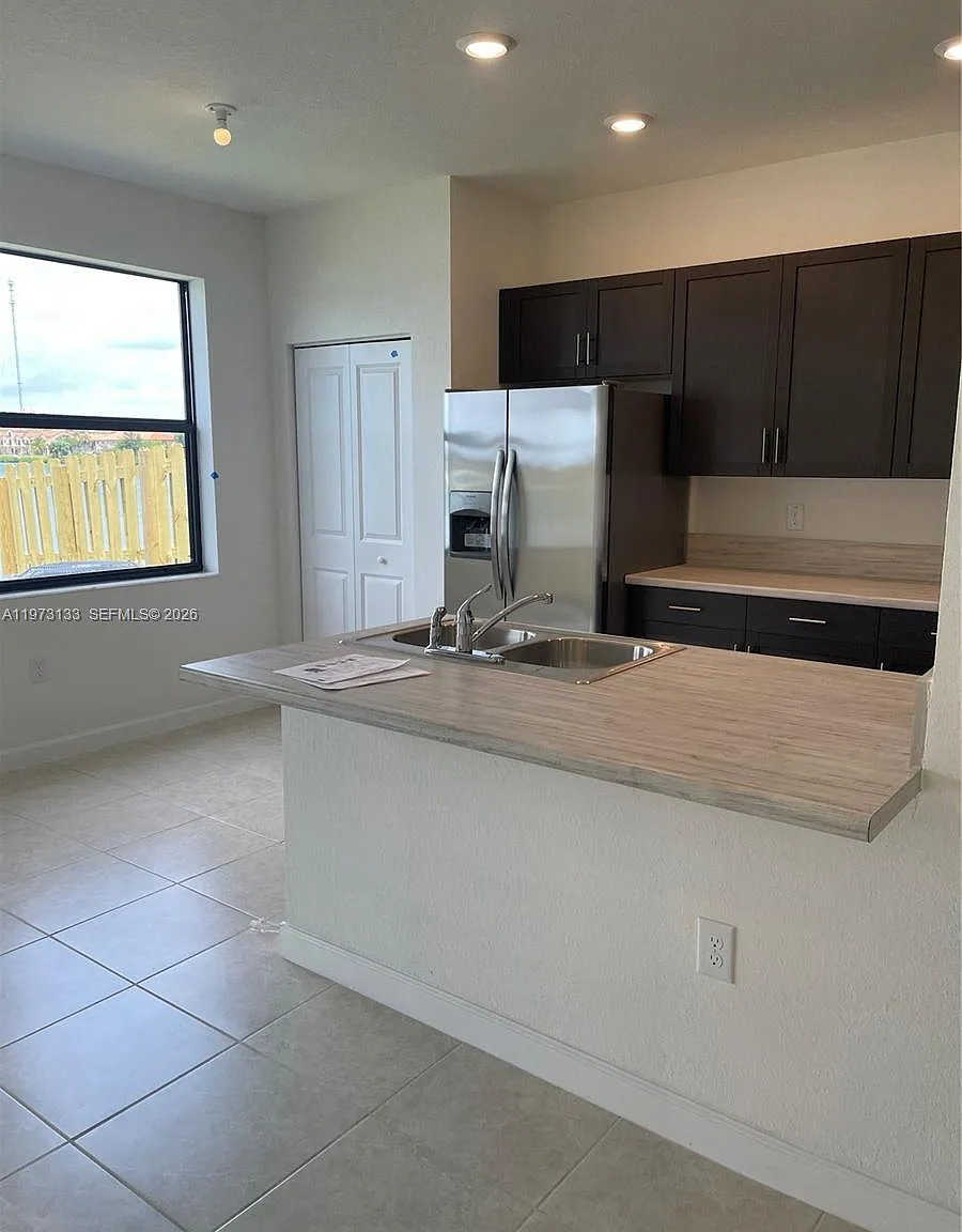 4 bed, 2.5 bath, 1920 sqft, $3,950 — Photo 2