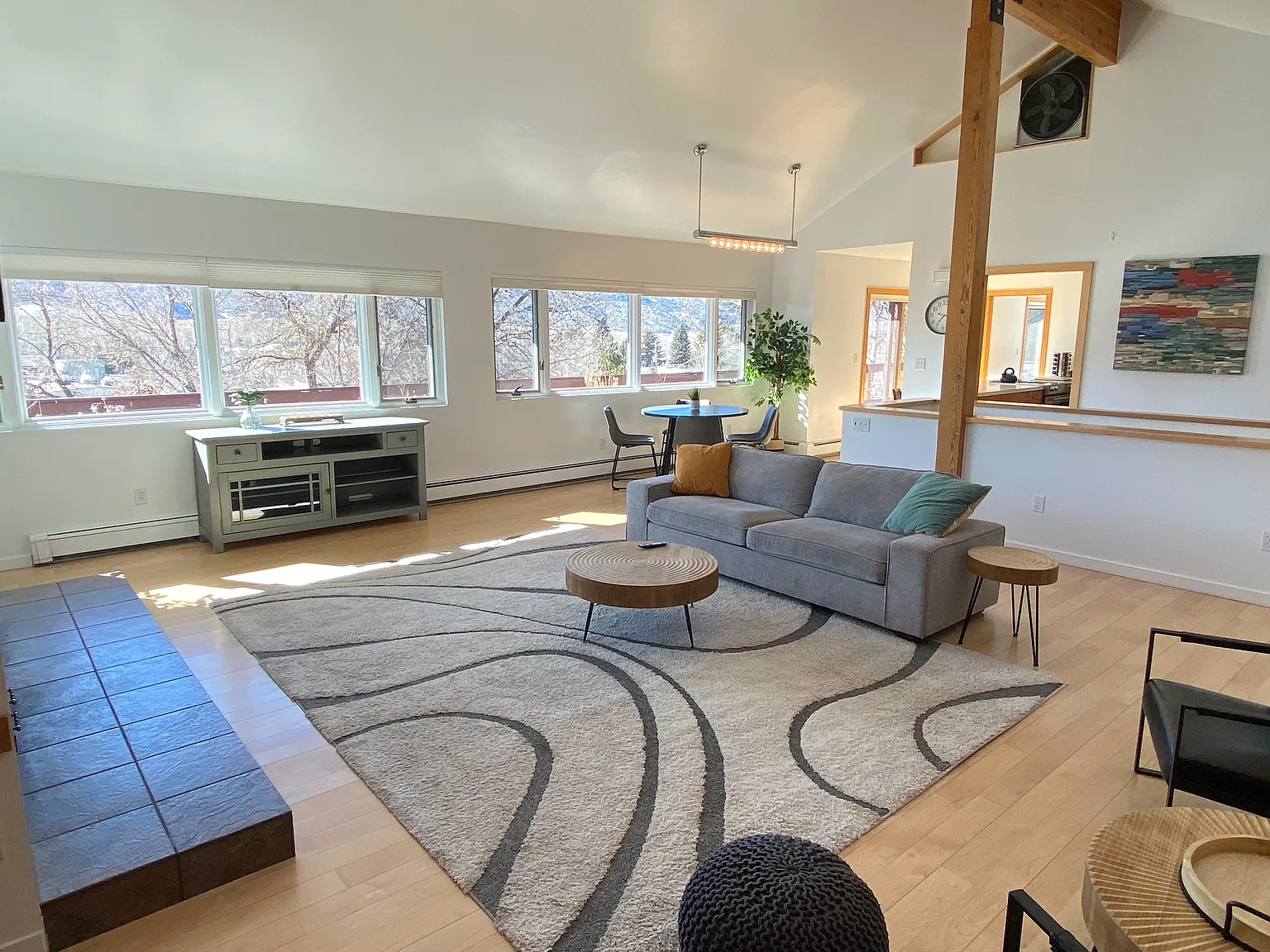 3 bed, 2.5 bath, 2400 sqft, $7,900 — Photo 2