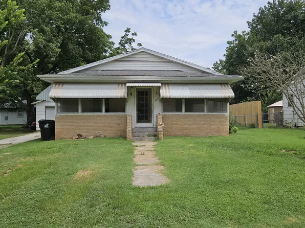 302 S Chicago Avenue, Marionville, MO 65705