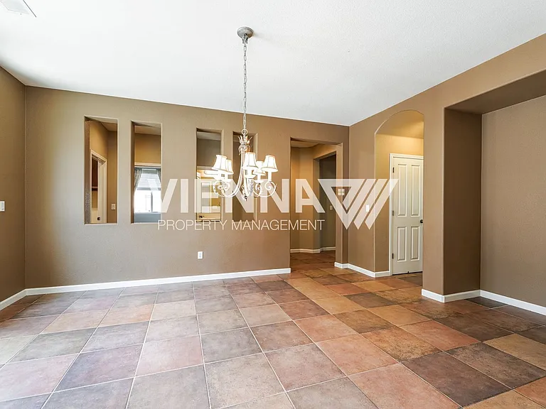 1014 Waterford Dr — Photo 5