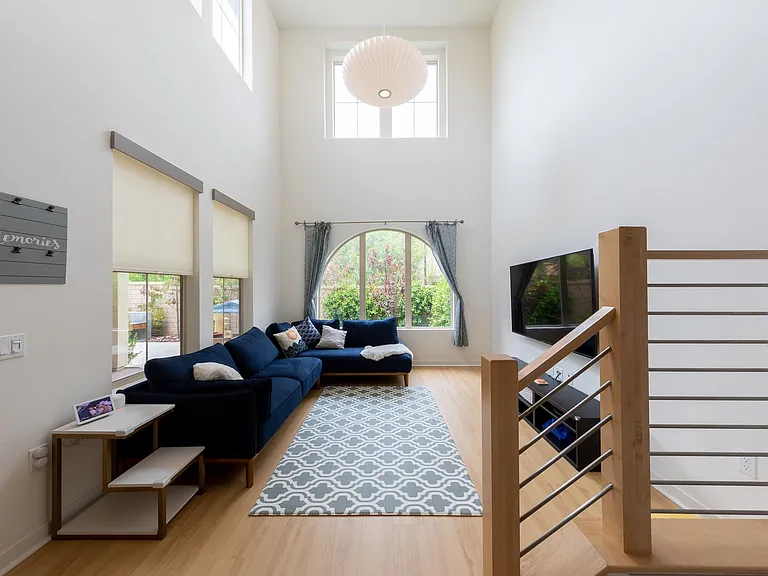 282 Finch — Photo 1