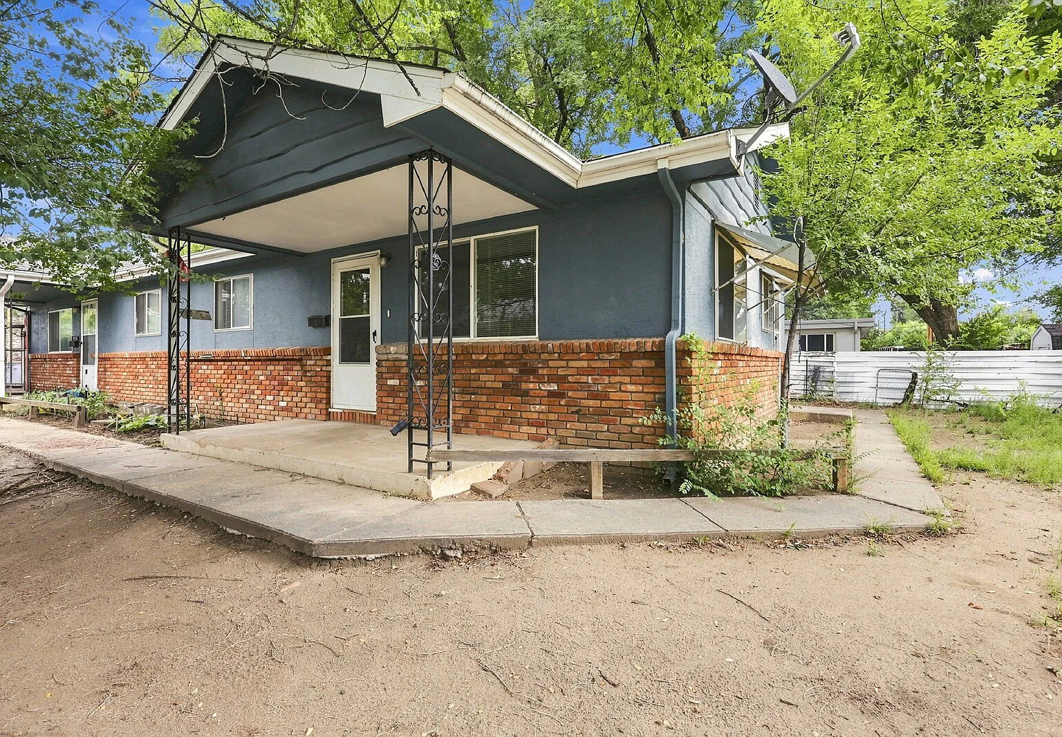 2 bed, 1.0 bath, 700 sqft, $1,296 — Photo 1