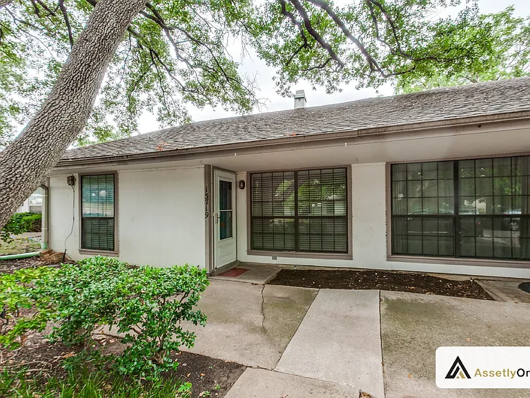 13719 Flagstone Ln — Photo 2