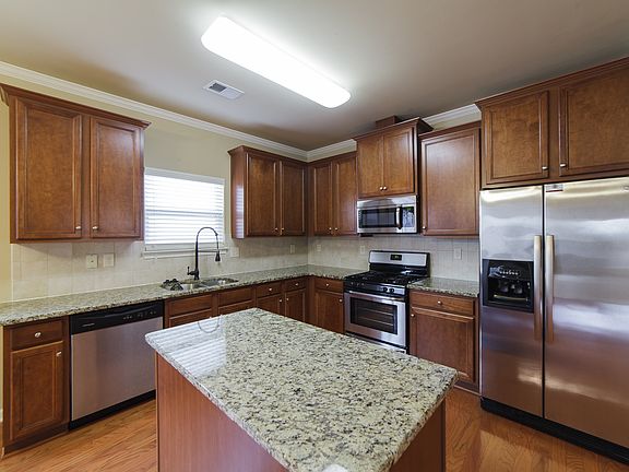 Spacious Kitchen w granite
