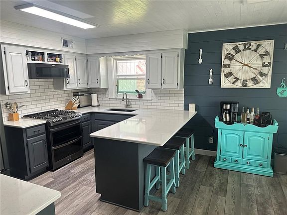 4th image of 211 NE Clubhouse Dr