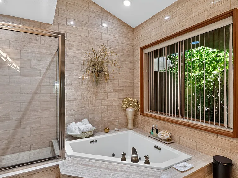 216 W Kavenish Dr — Photo 15