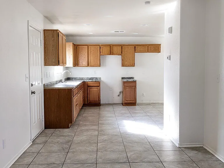 2117 Clancy St — Photo 2