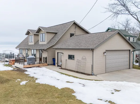 N7406 Winnebago Dr, Fond Du Lac, WI 54935