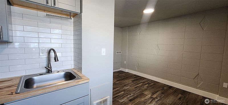 5th image of 124 W Shoshone Street