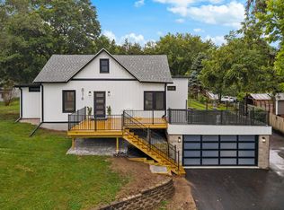 816 N 2nd St, Le Claire, IA 52753