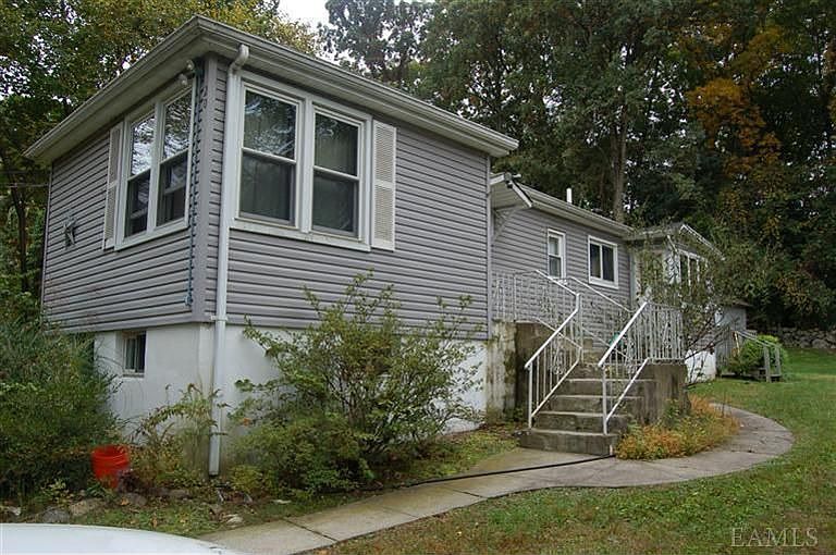 1st image of 20 Hollow Brook Ln